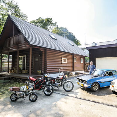 愛車やバイクとも相性がいい大屋根のログハウス
